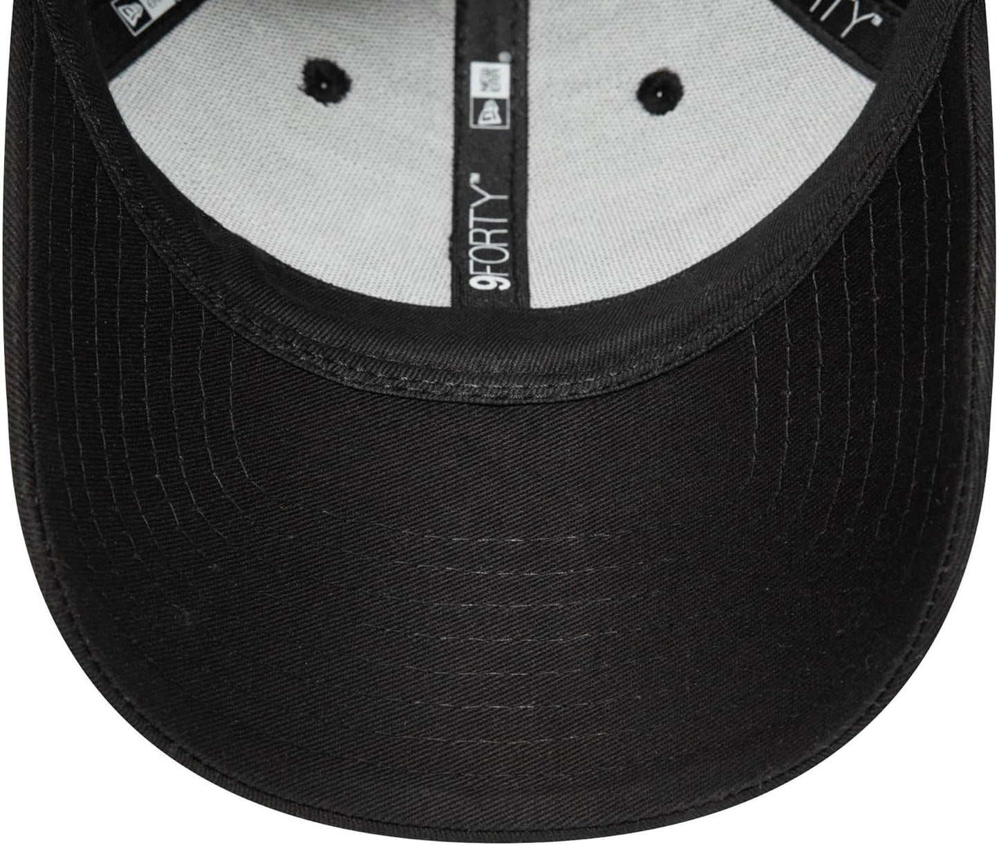 New York Yankees MLB League Essential 9FORTY Strapback New Era Black/Black Official Team Hat Sports Fan Cap
